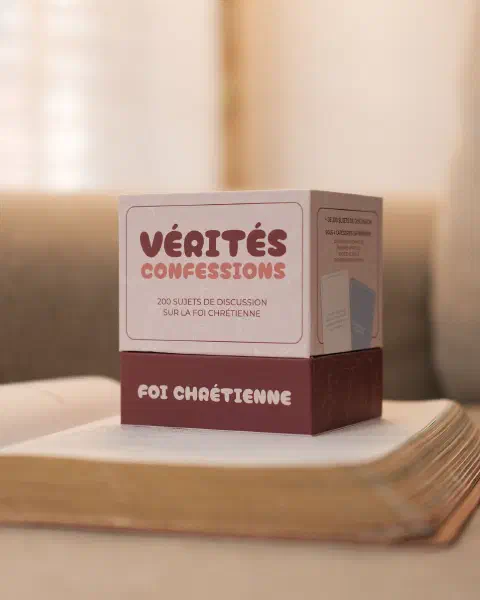 La boîte du jeu Vérités Confessions, posée sur une bible ouverte.
