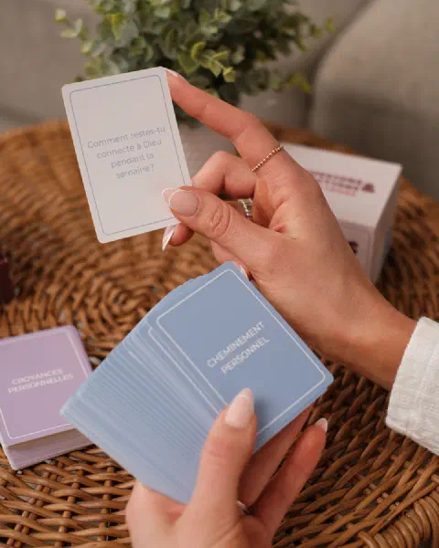 Une main tient le paquet « Cheminement personnel » et une carte question : « Comment restes-tu connecté à Dieu pendant la semaine ? »